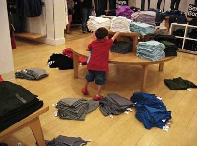 Un copil darama toate hainele