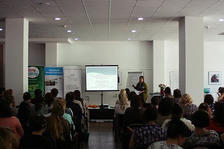 Educatorii din creșele și grădinițele de stat, instruiți de profesori din Marea Britanie la singura Conferință de Educație Timpurie din România