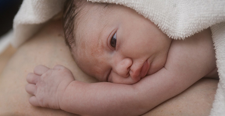 Contactul piele pe piele dintre nou-nascut si mama