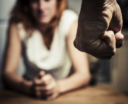 Prietena ta este o victima a violentei in familie? Afla cum o poti ajuta