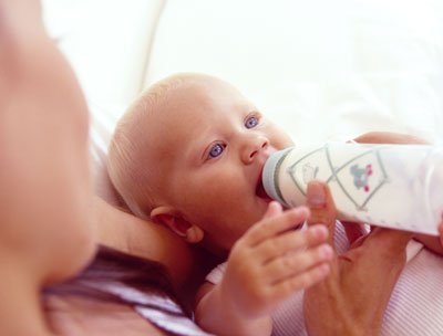 Reguli de hranire a bebelusului cu biberonul