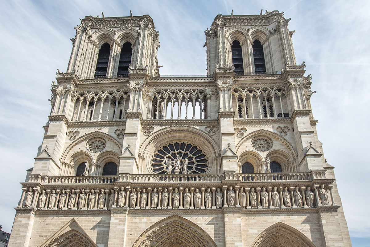 De ce este catedrala Notre-Dame faimoasa si ce se pierde in incendiu?