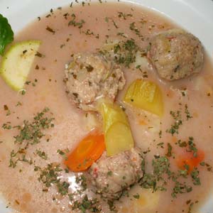 Ciorba de dovlecei cu perisoare