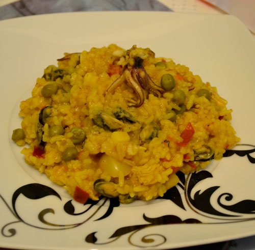 Paella cu pui si fructe de mare