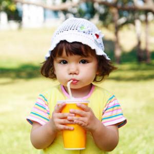 Cum si cand ii poti oferi sucuri de fructe bebelusului tau?