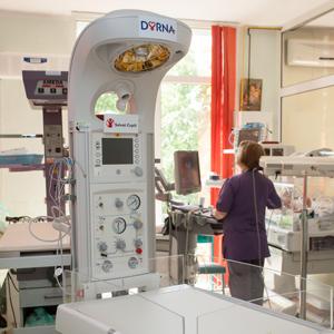 15 maternităţi din România, dotate cu echipamente medicale în campania “Grijă pentru copii”