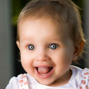 Erupţia dentară la bebeluşi – ghid util pentru mămici