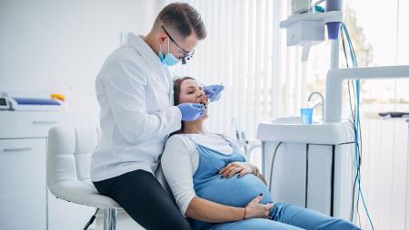 Implantul dentar pe perioada sarcinii: Sfaturile medicilor